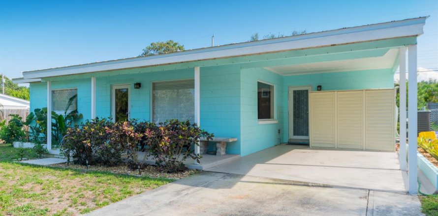 House in Jensen Beach, Florida 2 bedrooms, 104.24 sq.m. № 2250527