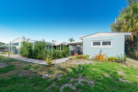House in Jensen Beach, Florida 2 bedrooms, 104.24 sq.m. № 2250527 - photo 12