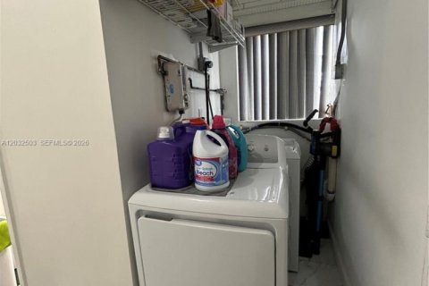 Casa en alquiler en Miami Gardens, Florida, 2 dormitorios, 73.11 m2 № 2153906 - foto 12