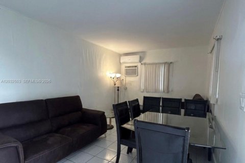 Casa en alquiler en Miami Gardens, Florida, 2 dormitorios, 73.11 m2 № 2153906 - foto 3