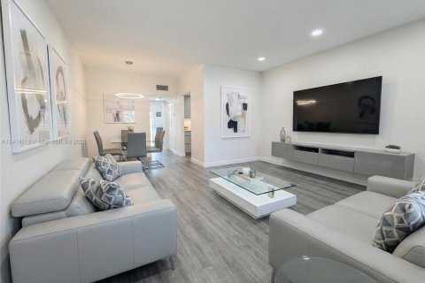 Condominio en venta en Lauderdale Lakes, Florida, 1 dormitorio, 61.5 m2 № 1976112 - foto 1