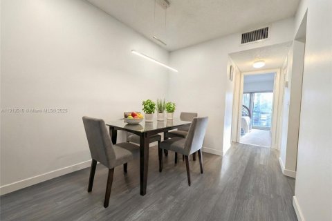 Condominio en venta en Lauderdale Lakes, Florida, 1 dormitorio, 61.5 m2 № 1976112 - foto 3