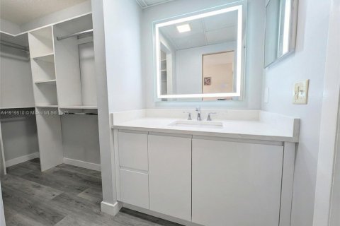 Condominio en venta en Lauderdale Lakes, Florida, 1 dormitorio, 61.5 m2 № 1976112 - foto 10