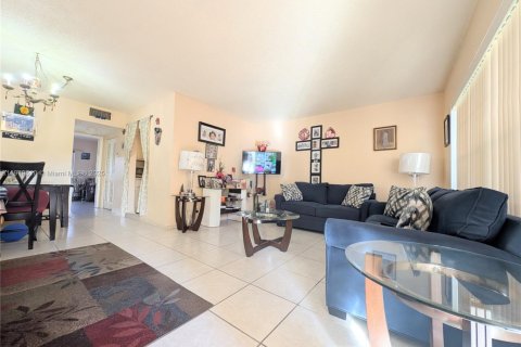 Condominio en venta en Lauderdale Lakes, Florida, 1 dormitorio, 61.5 m2 № 1976112 - foto 14