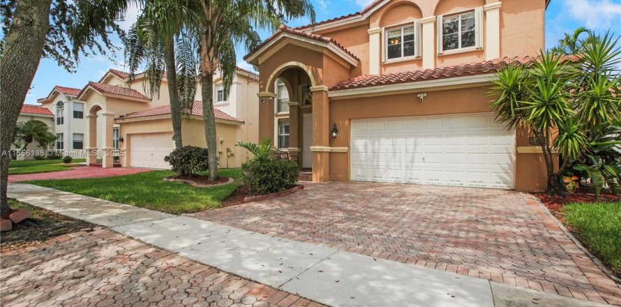 House in Miramar, Florida 5 bedrooms, 274.15 sq.m. № 1882582