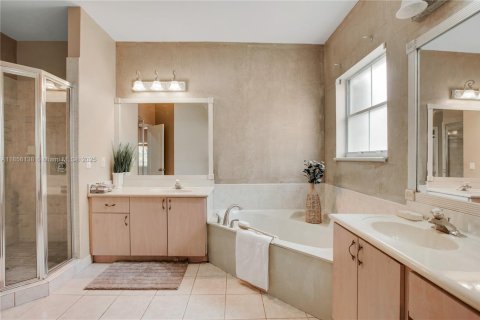 House in Miramar, Florida 5 bedrooms, 274.15 sq.m. № 1882582 - photo 15