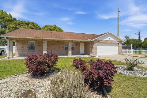 Villa ou maison à Deltona, Floride 3 chambres, 104.98 m2 № 2093599