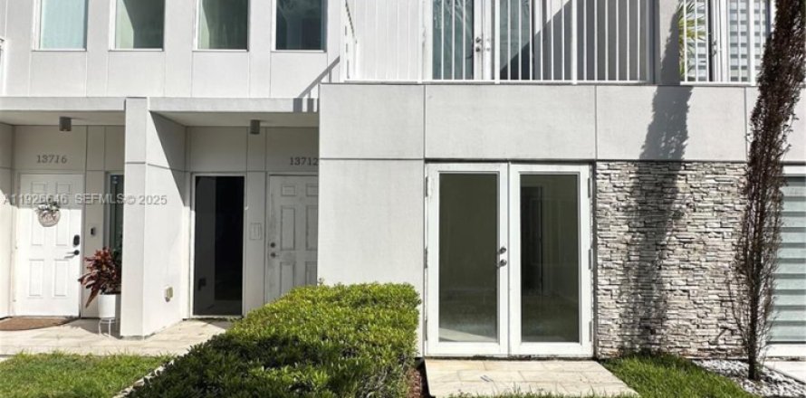 House in Homestead, Florida 4 bedrooms, 142.6 sq.m. № 1986550