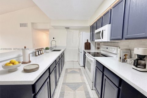 Copropriété à louer à Tamarac, Floride: 2 chambres, 87.24 m2 № 2413326 - photo 2