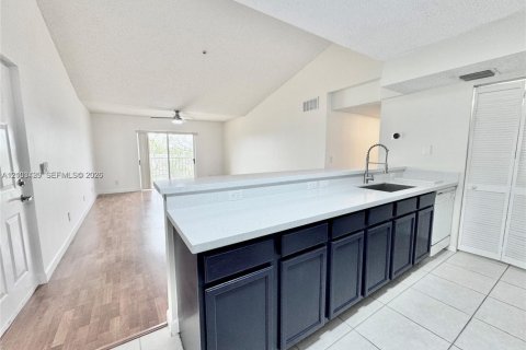 Copropriété à louer à Tamarac, Floride: 2 chambres, 87.24 m2 № 2413326 - photo 3