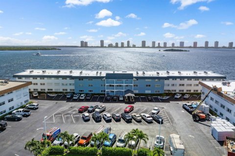 Condominio en venta en North Palm Beach, Florida, 1 dormitorio, 62.43 m2 № 2077781 - foto 30