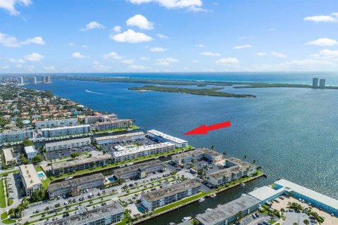 Condominio en venta en North Palm Beach, Florida, 1 dormitorio, 62.43 m2 № 2077781 - foto 2