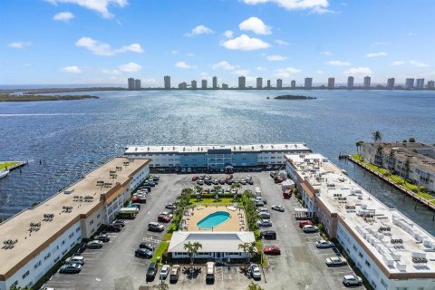 Condominio en venta en North Palm Beach, Florida, 1 dormitorio, 62.43 m2 № 2077781 - foto 28