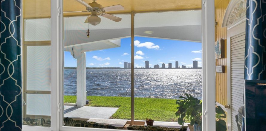 Condominio en North Palm Beach, Florida, 1 dormitorio  № 2077781