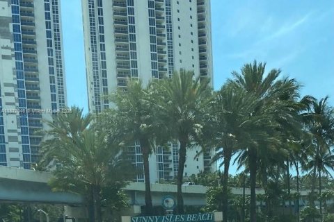 Condominio en alquiler en Sunny Isles Beach, Florida, 1 dormitorio, 59.46 m2 № 1930444 - foto 1