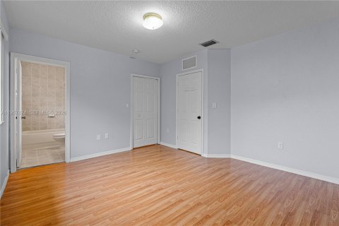 House in Florida City, Florida 3 bedrooms, 141.86 sq.m. № 2020638 - photo 25