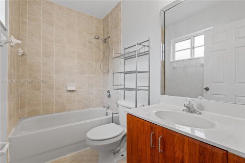 House in Florida City, Florida 3 bedrooms, 141.86 sq.m. № 2020638 - photo 26