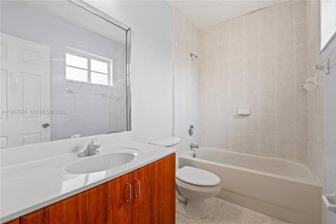 House in Florida City, Florida 3 bedrooms, 141.86 sq.m. № 2020638 - photo 29