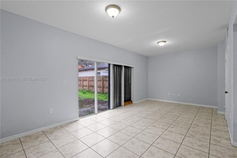 House in Florida City, Florida 3 bedrooms, 141.86 sq.m. № 2020638 - photo 14