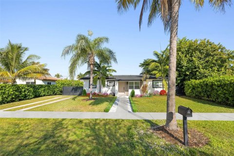 Villa ou maison à vendre à Cutler Bay, Floride: 4 chambres, 162.11 m2 № 1988462 - photo 1