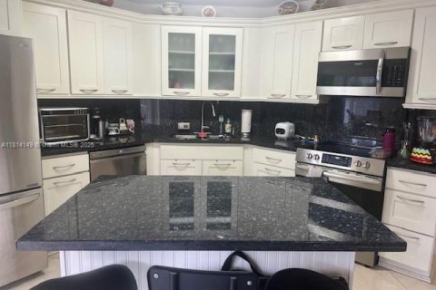 House in Miami, Florida 3 bedrooms, 125.42 sq.m. № 1770237 - photo 14