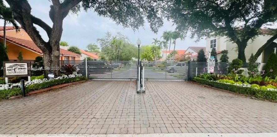 House in Miami, Florida 3 bedrooms, 125.42 sq.m. № 1770237