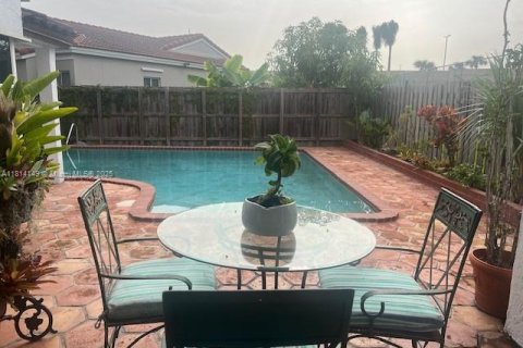 House in Miami, Florida 3 bedrooms, 125.42 sq.m. № 1770237 - photo 24
