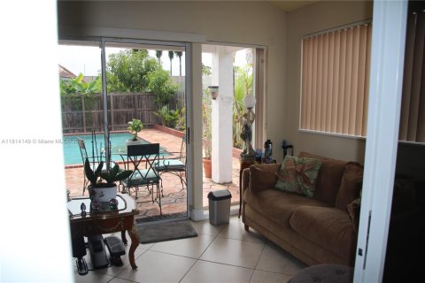 House in Miami, Florida 3 bedrooms, 125.42 sq.m. № 1770237 - photo 11