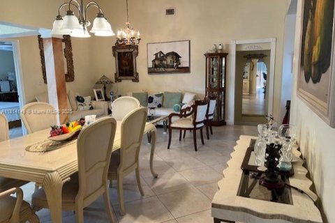 House in Miami, Florida 3 bedrooms, 125.42 sq.m. № 1770237 - photo 9
