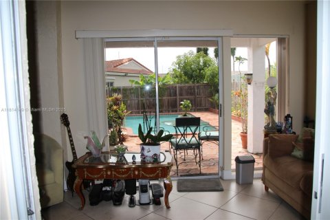 House in Miami, Florida 3 bedrooms, 125.42 sq.m. № 1770237 - photo 12