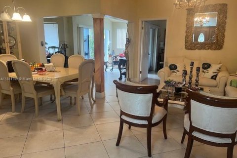 House in Miami, Florida 3 bedrooms, 125.42 sq.m. № 1770237 - photo 5