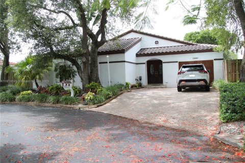 House in Miami, Florida 3 bedrooms, 125.42 sq.m. № 1770237 - photo 2