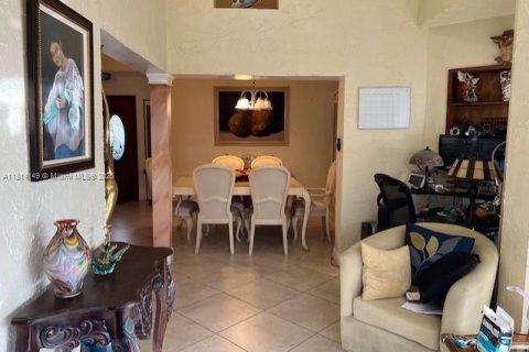 House in Miami, Florida 3 bedrooms, 125.42 sq.m. № 1770237 - photo 10