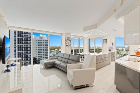 Condo in Miami Beach, Florida, 2 bedrooms  № 1937676 - photo 8