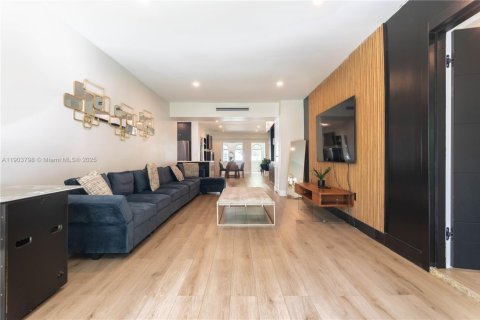 Снять в аренду виллу или дом в Майами, Флорида 5 спален, 145.48м2, № 1954619 - фото 6