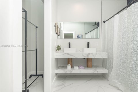 Снять в аренду виллу или дом в Майами, Флорида 5 спален, 145.48м2, № 1954619 - фото 26