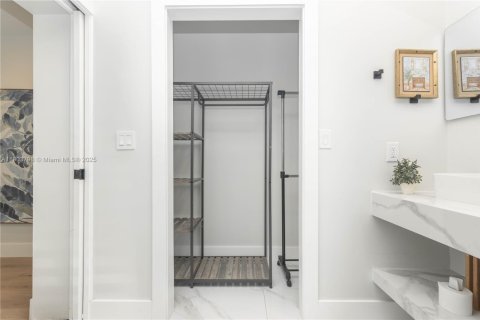 Снять в аренду виллу или дом в Майами, Флорида 5 спален, 145.48м2, № 1954619 - фото 28