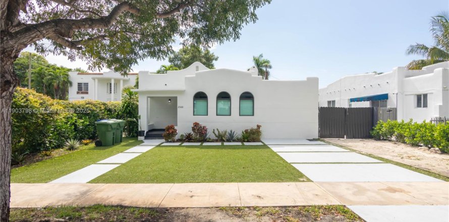 Дом в Майами, Флорида 5 спален, 145.48м2 № 1954619