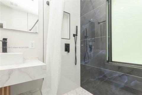 Снять в аренду виллу или дом в Майами, Флорида 5 спален, 145.48м2, № 1954619 - фото 29