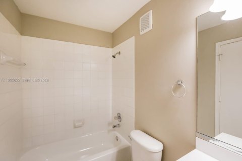 Casa en alquiler en Weston, Florida, 2 dormitorios, 130.99 m2 № 2007750 - foto 10