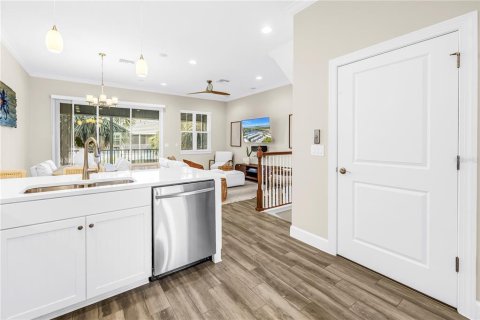 Townhouse in Saint Petersburg, Florida 4 bedrooms, 179.67 sq.m. № 2093288 - photo 13
