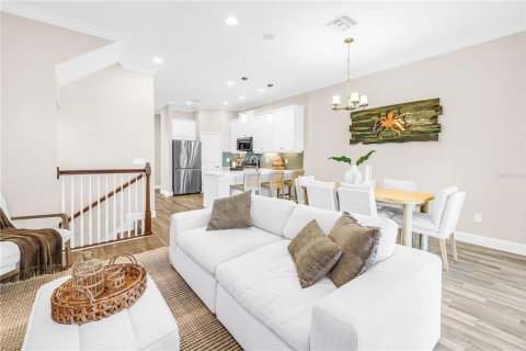 Townhouse in Saint Petersburg, Florida 4 bedrooms, 179.67 sq.m. № 2093288 - photo 10