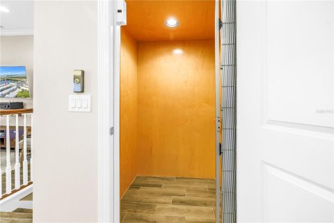 Townhouse in Saint Petersburg, Florida 4 bedrooms, 179.67 sq.m. № 2093288 - photo 25