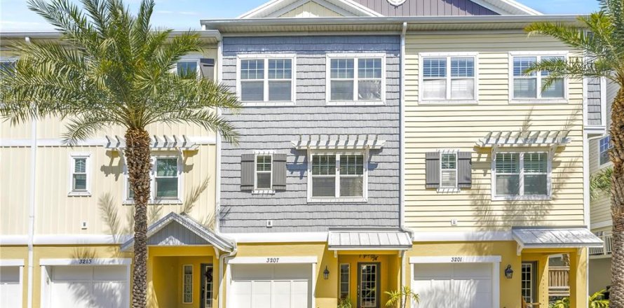 Townhouse in Saint Petersburg, Florida 4 bedrooms, 179.67 sq.m. № 2093288