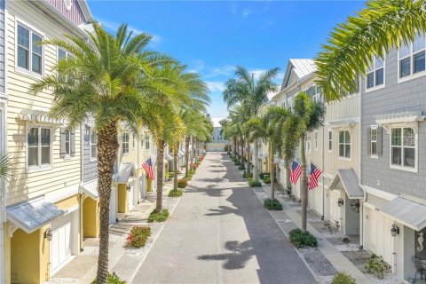 Townhouse in Saint Petersburg, Florida 4 bedrooms, 179.67 sq.m. № 2093288 - photo 2