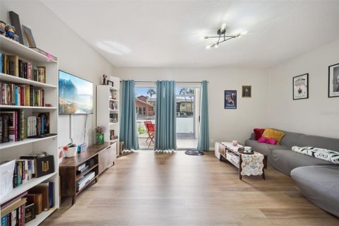 Condo in Orlando, Florida, 1 bedroom № 2211529 - photo 8