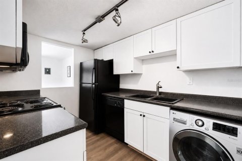 Condo in Orlando, Florida, 1 bedroom № 2211529 - photo 12