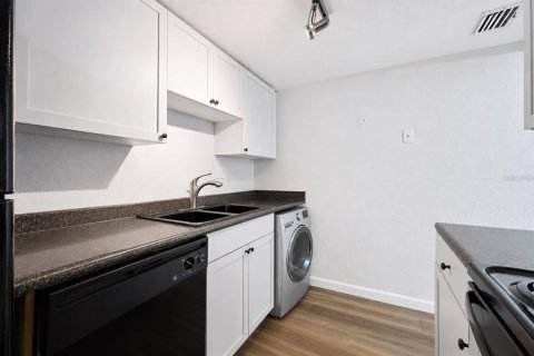 Condo in Orlando, Florida, 1 bedroom № 2211529 - photo 13