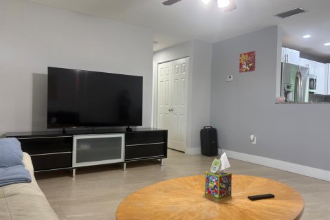 Villa ou maison à louer à Sunrise, Floride: 2 chambres, 105.17 m2 № 2385351 - photo 3
