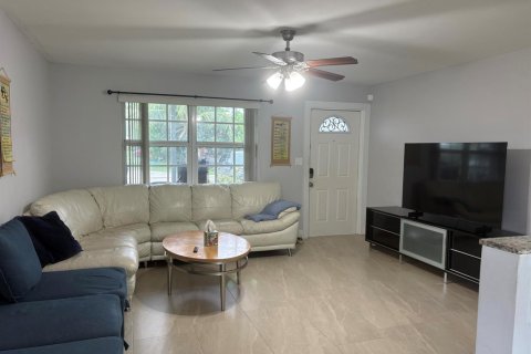 Villa ou maison à louer à Sunrise, Floride: 2 chambres, 105.17 m2 № 2385351 - photo 2